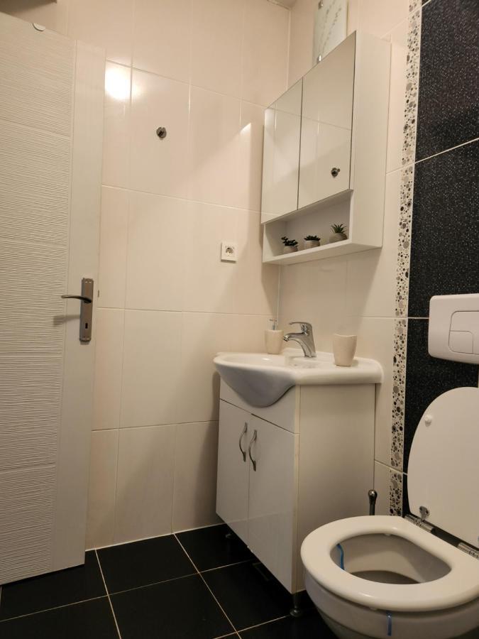 Airport Apartment Otopeni Buitenkant foto